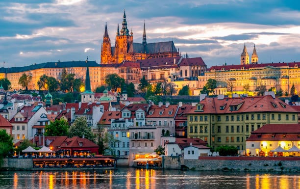 Prague : le château et la vieille ville au bord de la Vltava, au crépuscule